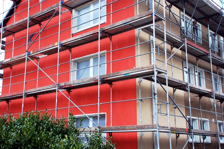 Fassadenanstrich an einem Haus mit Gerüst in der Region Hannover
