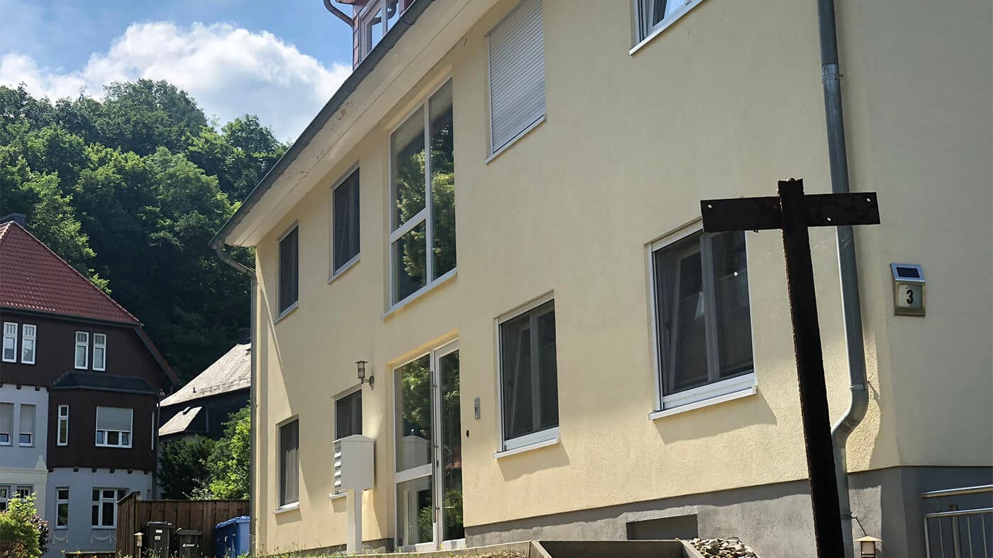 Mehrfamilienhaus mit neuem Fassadenanstrich in Hannover