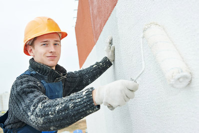 Mann streicht Gewebeputz an Fassade Malereibetrieb Hannover